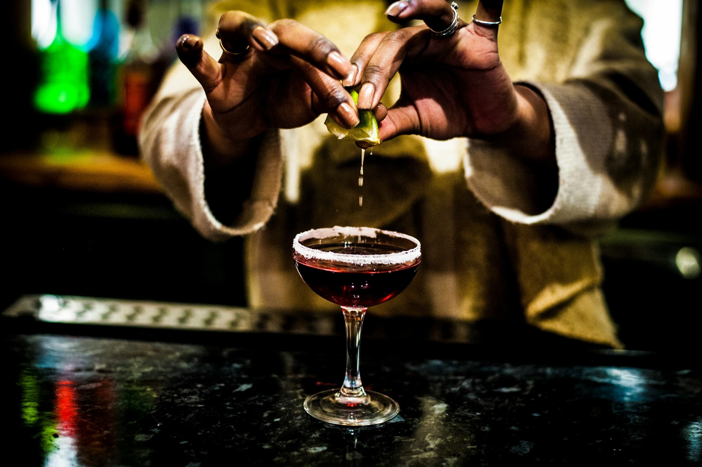quando l8217arte della mixology incontra l8217universo di alice nel paese delle meraviglie