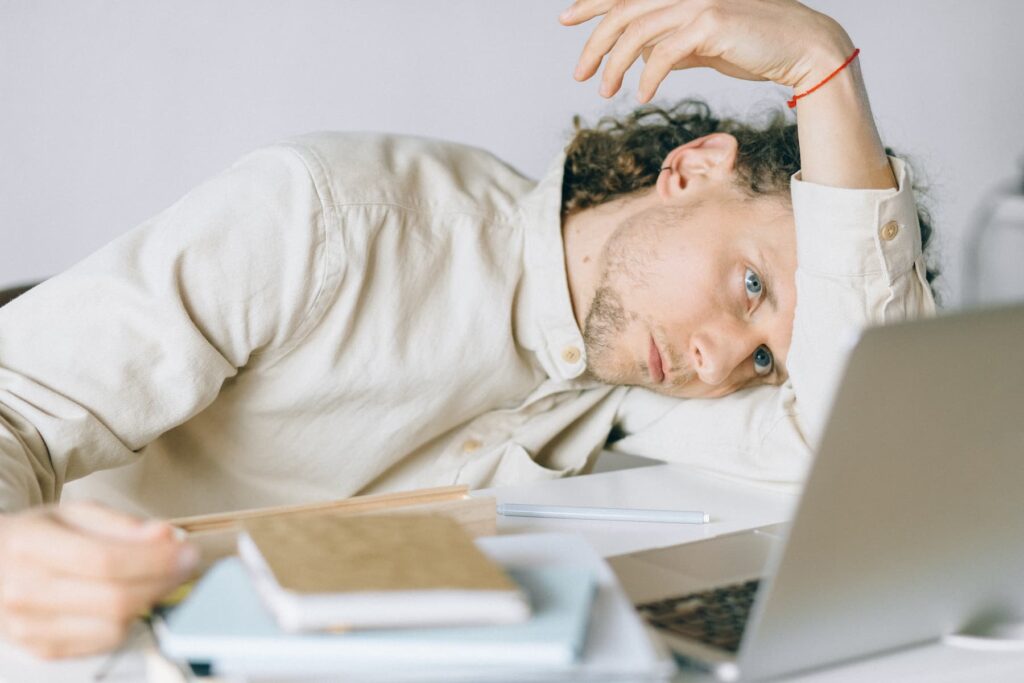 burnout nel mondo del lavoro moderno, Allarme burnout, a livello globale colpisce il 22% dei dipendenti, soprattutto i più giovani